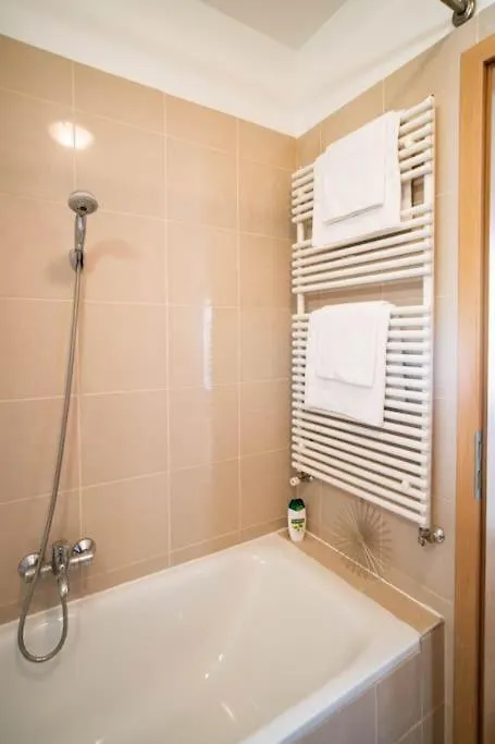 Free Parking! Soho Budapest 304, 4 Ppl, Ac, Fast Wifi, Smart Tv 0*,  Hungary