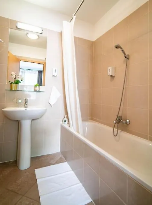 Free Parking! Soho Budapest 304, 4 Ppl, Ac, Fast Wifi, Smart Tv Hungary